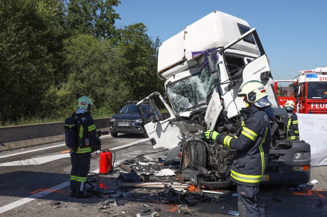 Tödlicher Auffahrunfall zwischen zwei LKW im Rückstaubereich auf Innkreisautobahn bei Sattledt