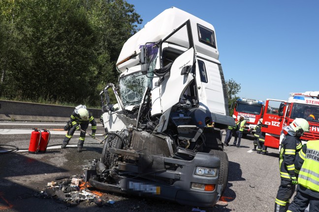 Tödlicher Auffahrunfall zwischen zwei LKW im Rückstaubereich auf Innkreisautobahn bei Sattledt