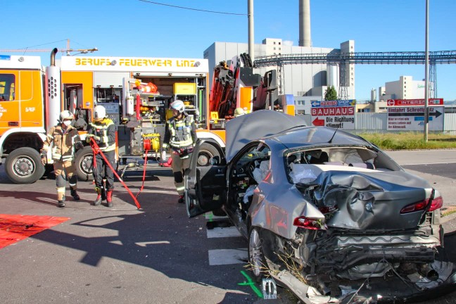 Schwerer Verkehrsunfall mit eingeklemmter Person in Linz-Industriegebiet-Hafen