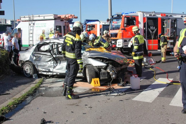 Schwerer Verkehrsunfall mit eingeklemmter Person in Linz-Industriegebiet-Hafen