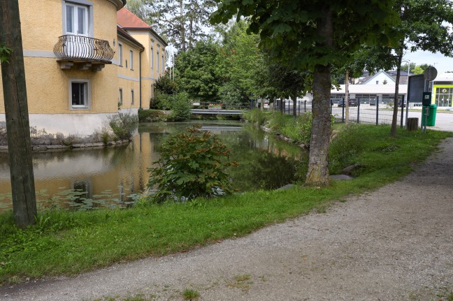 Tödlicher Sturz: Leiche in Wassergraben eines Schlosses in Waizenkirchen entdeckt