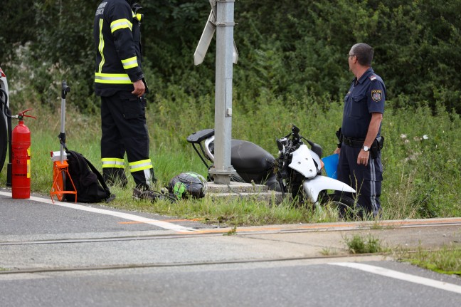 Motorradlenker auf Bahnübergang in Pettenbach von Regionalzug erfasst und schwer verletzt
