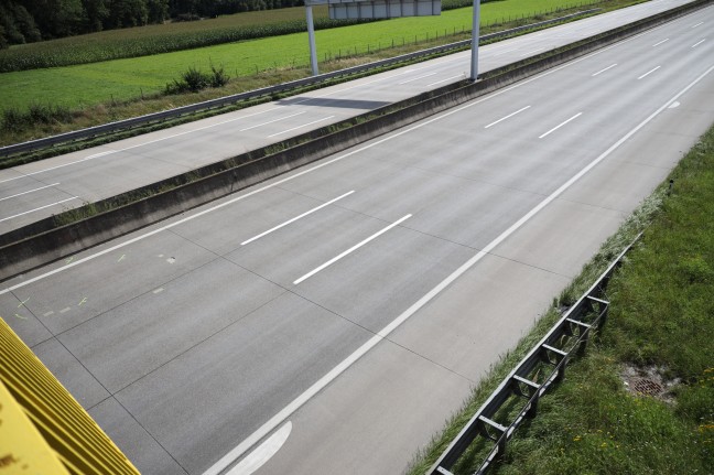 PKW-Lenker schwer verletzt: Auto kracht auf Westautobahn bei Eggendorf im Traunkreis gegen LKW