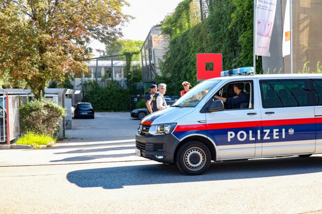 Großeinsatz der Polizei nach Bombendrohung bei Unternehmen in Wels-Pernau