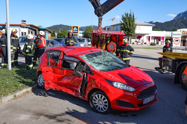 Schwerer Verkehrsunfall auf Scharnsteiner Strae in Gmunden