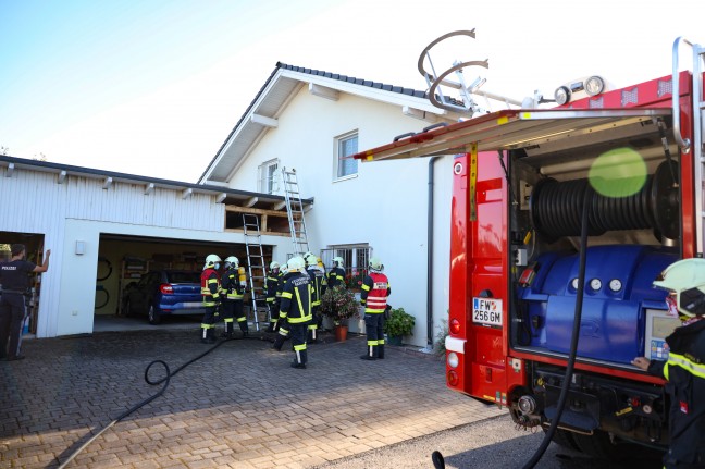 Sechs Feuerwehren bei Brand bei einem Wohnhaus in Laakirchen im Einsatz