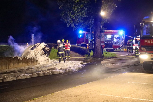 Auto nach schwerem Verkehrsunfall in Sipbachzell in Flammen aufgegangen