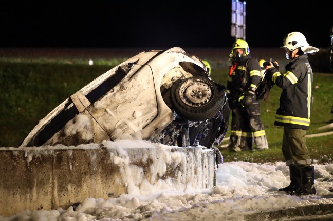 Auto nach schwerem Verkehrsunfall in Sipbachzell in Flammen aufgegangen