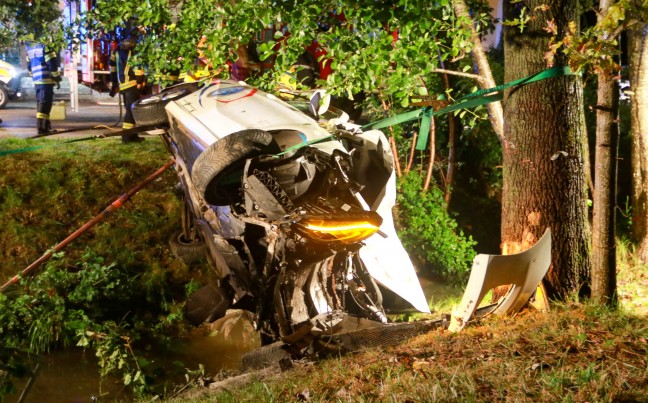 Schwerer Unfall: Lenker landet bei Roßbach mit Taxi zwischen zwei Bäumen im Bachbett