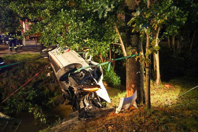 Schwerer Unfall: Lenker landet bei Roßbach mit Taxi zwischen zwei Bäumen im Bachbett