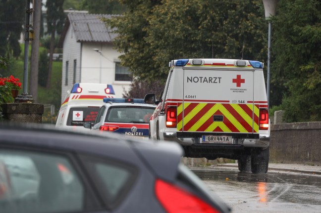 Personenrettung: Feuerwehr und Notarzt nach Ereignis in der Trattnach bei Grieskirchen im Einsatz