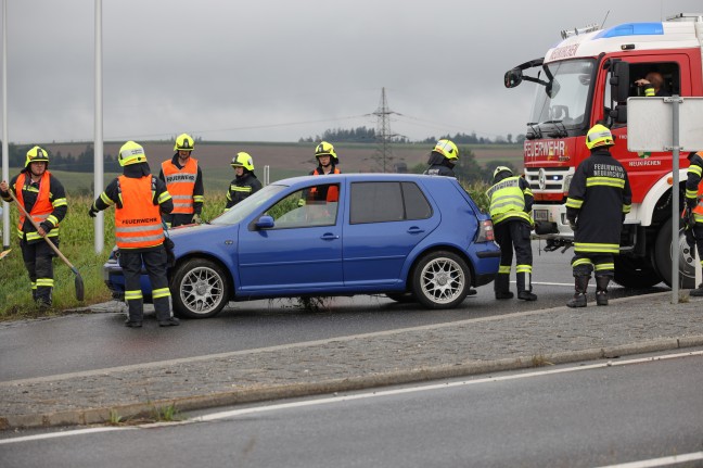 Unfall im Kreisverkehr: PKW auf Wiener Straße bei Neukirchen bei Lambach in Böschung gelandet