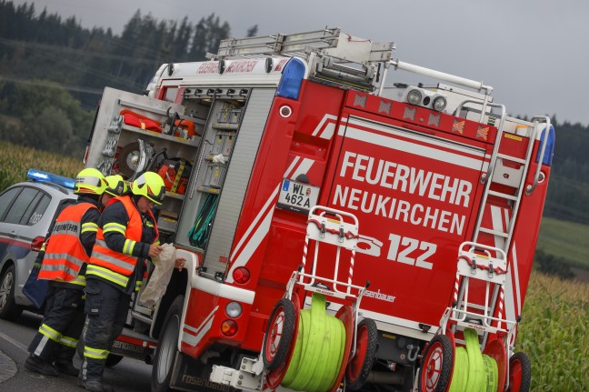 Unfall im Kreisverkehr: PKW auf Wiener Straße bei Neukirchen bei Lambach in Böschung gelandet
