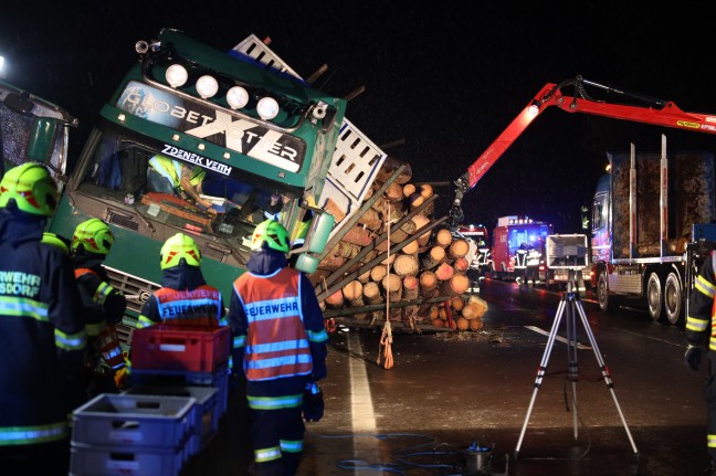 Holztransporter crasht auf Pyhrnautobahn bei Schlierbach gegen Mittelleitschiene