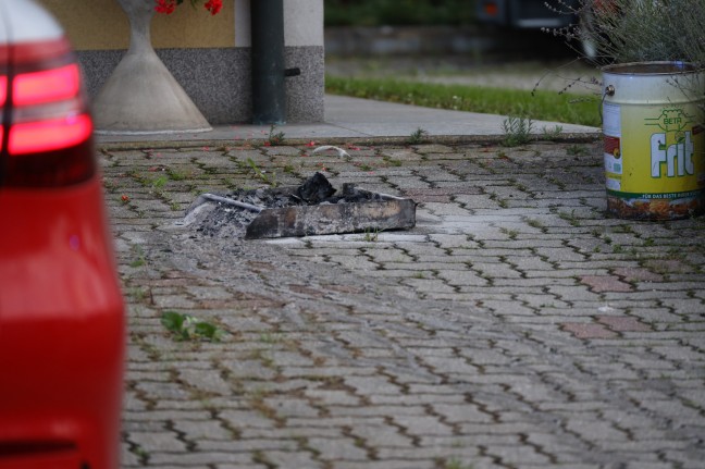 Brandverdacht: Starke Rauchentwicklung aus Kamin eines Hauses in Wels-Waidhausen