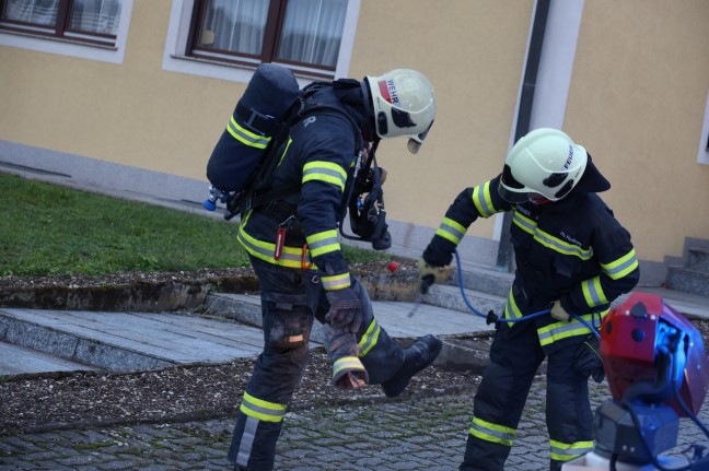 Brandverdacht: Starke Rauchentwicklung aus Kamin eines Hauses in Wels-Waidhausen