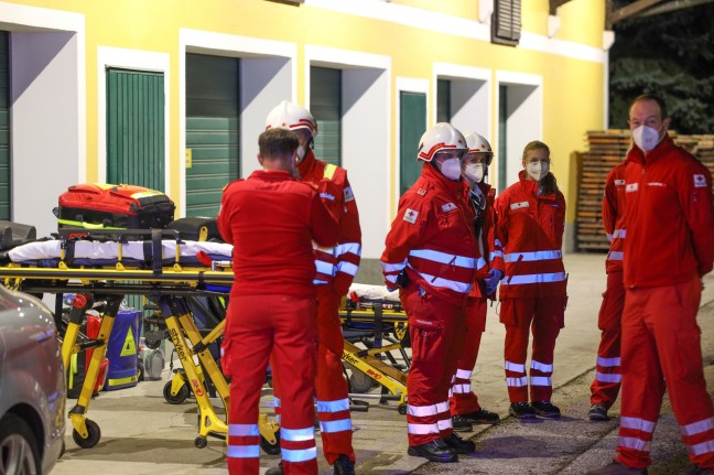 Dachstuhlbrand bei Gasthaus in Roitham am Traunfall führt zu Einsatz von fünf Feuerwehren