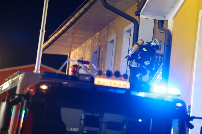 Dachstuhlbrand bei Gasthaus in Roitham am Traunfall führt zu Einsatz von fünf Feuerwehren