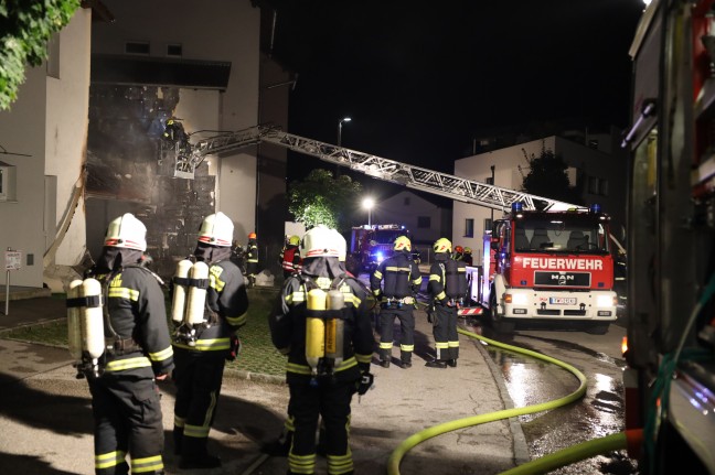 Großeinsatz in Kirchdorf an der Krems - Müllinselbrand greift auf zwei Mehrparteienwohnhäuser über