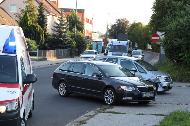 Kreuzungscrash auf Wiener Straße in Wels-Pernau fordert eine leichtverletzte Person