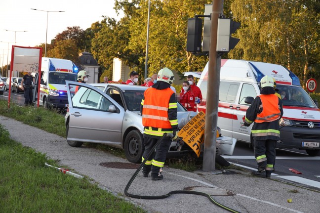 Interner Notfall: Autolenker kracht auf Innviertler Straße in Wels-Neustadt frontal gegen Ampel