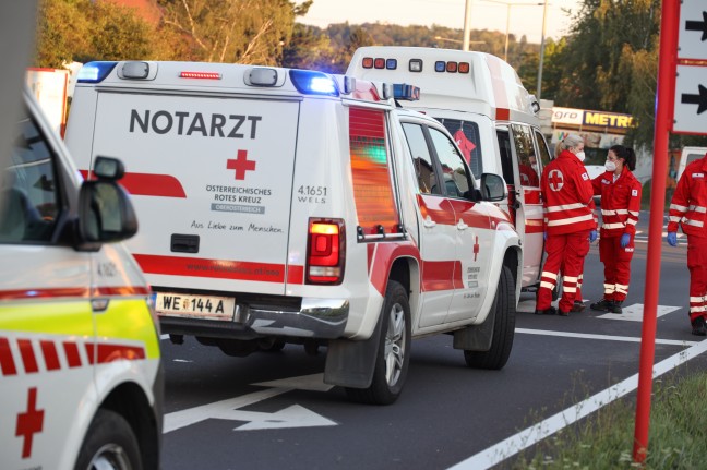 Interner Notfall: Autolenker kracht auf Innviertler Straße in Wels-Neustadt frontal gegen Ampel