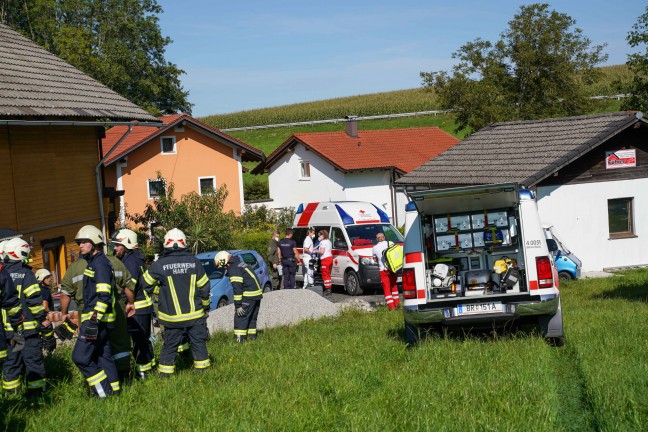 Auto kracht in Pischelsdorf am Engelbach nach Fahrt quer durch Wiese in ein Hauseck