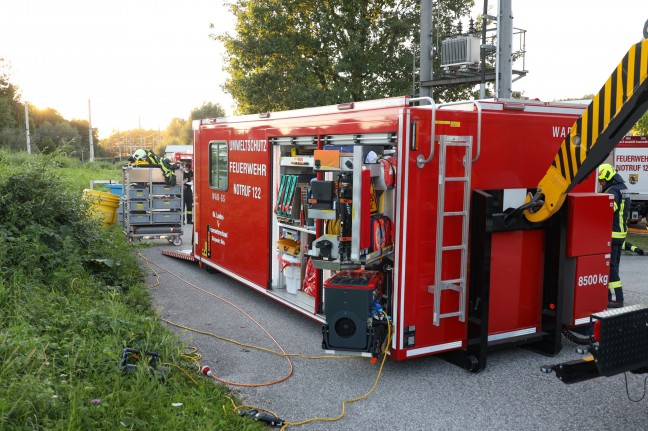 Gefahrstoffeinsatz: Großeinsatz der Feuerwehr nach Flüssigkeitsaustritt in Neumarkt im Hausruckkreis