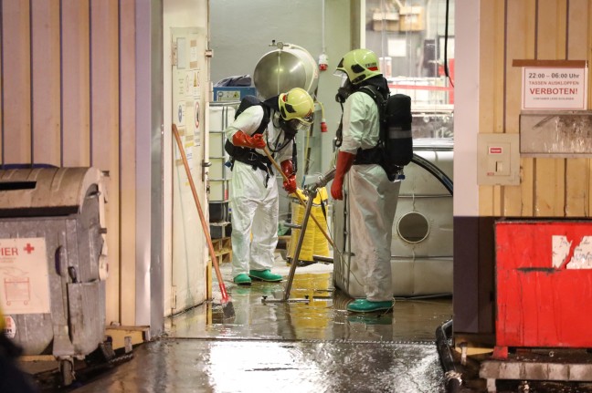 Gefahrstoffeinsatz: Groeinsatz der Feuerwehr nach Flssigkeitsaustritt in Neumarkt im Hausruckkreis