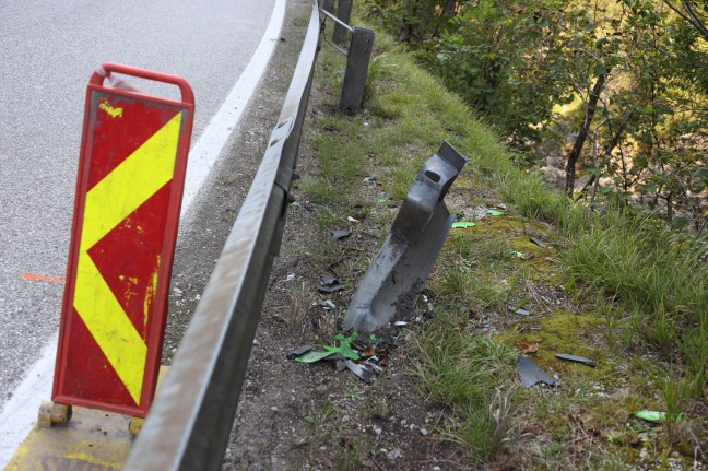 Motorradfahrer bei schwerem Unfall in Bad Ischl über Leitplanke geschleudert