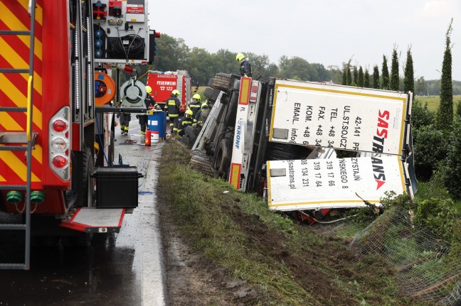 LKW-Sattelzug bei Neuhofen an der Krems von der Kremstalstrae abgekommen und umgestrzt