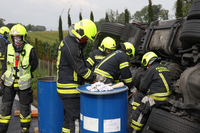 LKW-Sattelzug bei Neuhofen an der Krems von der Kremstalstraße abgekommen und umgestürzt