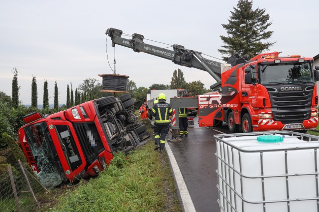 LKW-Sattelzug bei Neuhofen an der Krems von der Kremstalstraße abgekommen und umgestürzt