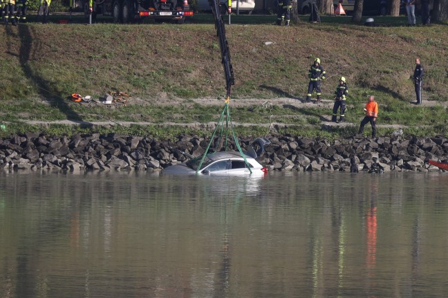 Taucheinsatz: Auto bei Ottensheim in die Donau gerollt und untergegangen