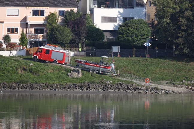Taucheinsatz: Auto bei Ottensheim in die Donau gerollt und untergegangen