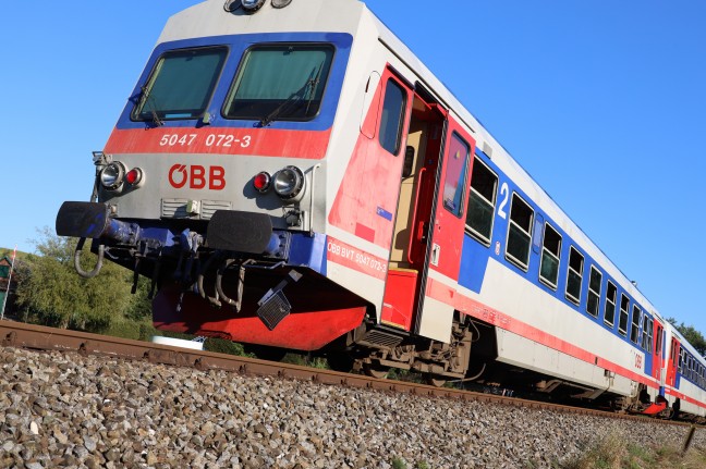 Auto samt Anhänger auf Bahnübergang in Pühret von Regionalzug erfasst