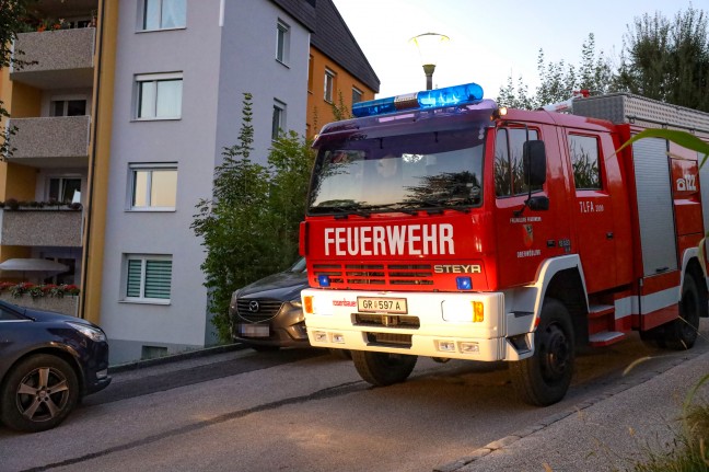 Brand in der Küche einer Mehrparteienhauswohnung in Grieskirchen sorgt für Einsatz der Feuerwehr