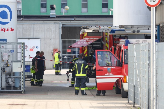 Vier Feuerwehren nach chemischer Reaktion in einem Betrieb in Vöcklabruck im Gefahrstoffeinsatz