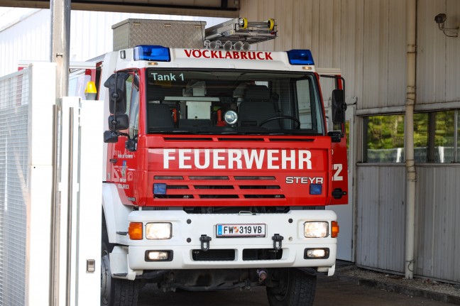 Vier Feuerwehren nach chemischer Reaktion in einem Betrieb in Vöcklabruck im Gefahrstoffeinsatz