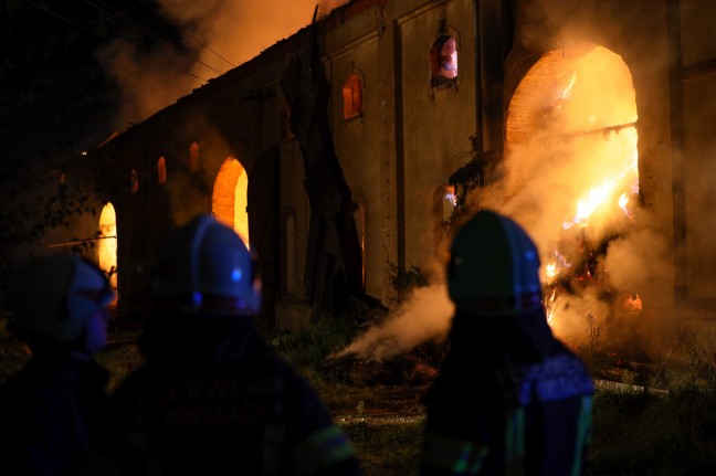 Pyrotechnikartikel oder Selbstentzündung als Ursache für Großbrand in Bad Wimsbach-Neydharting