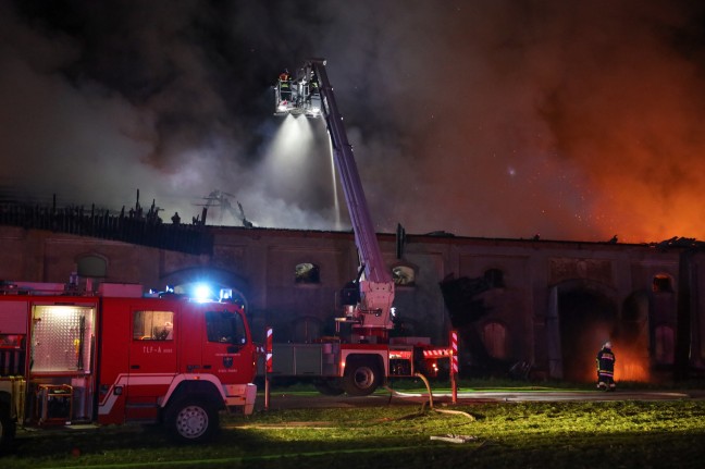Pyrotechnikartikel oder Selbstentzündung als Ursache für Großbrand in Bad Wimsbach-Neydharting