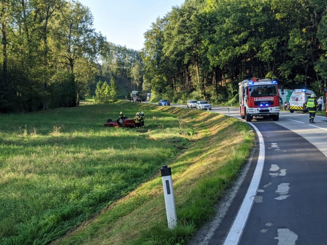 Autolenkerin bei Überschlag mit Cabrio auf Lamprechtshausener Straße in Handenberg verletzt