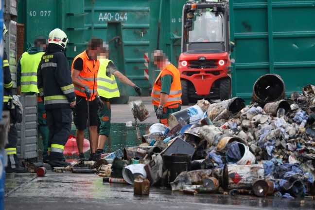 Brand in einem Abfallcontainer bei Entsorgungsbetrieb in Wels-Pernau führt zu Einsatz der Feuerwehr