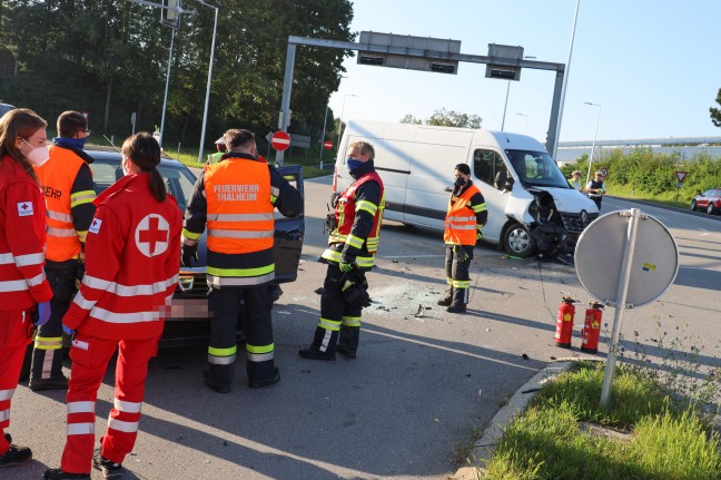 Kreuzungscrash auf Pyhrnpass Straße in Thalheim bei Wels mit Autoüberschlag fordert eine Verletzte