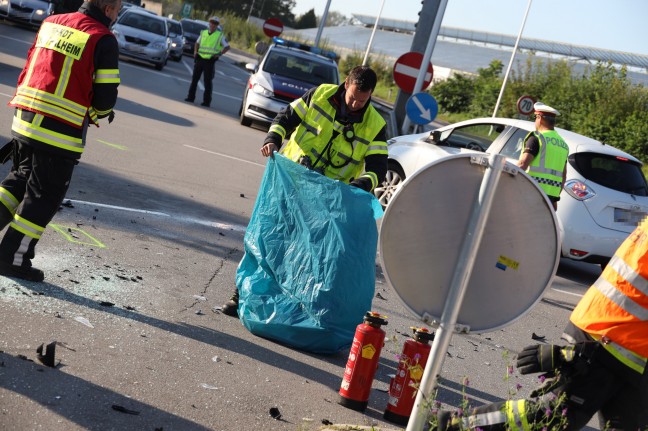 Kreuzungscrash auf Pyhrnpass Straße in Thalheim bei Wels mit Autoüberschlag fordert eine Verletzte