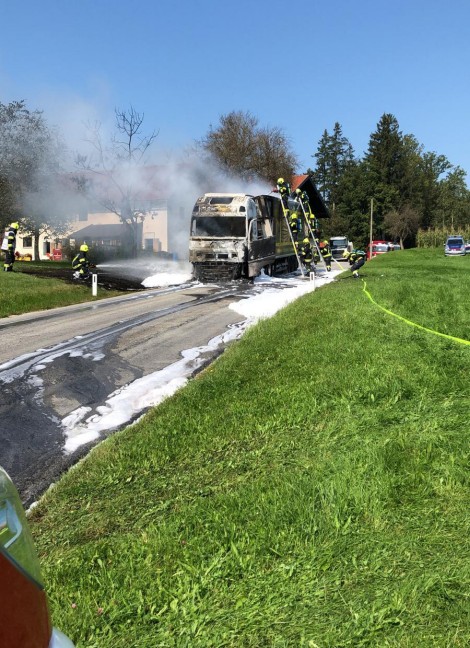 16 Feuerwehren bei LKW-Brand in Frankenburg am Hausruck im Einsatz