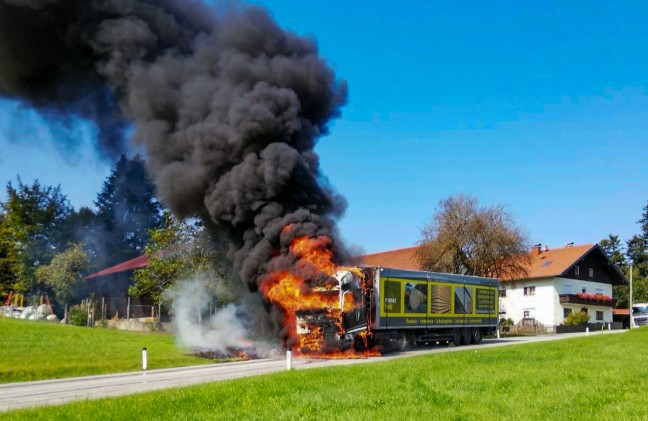 16 Feuerwehren bei LKW-Brand in Frankenburg am Hausruck im Einsatz