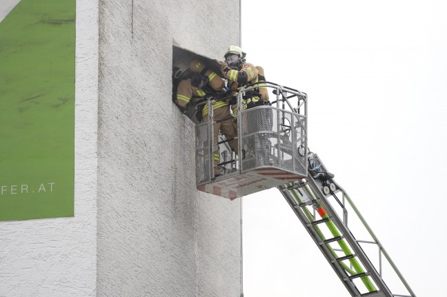 Silobrand: Neun Feuerwehren bei Brand bei Tischlerei in Hohenzell im Einsatz