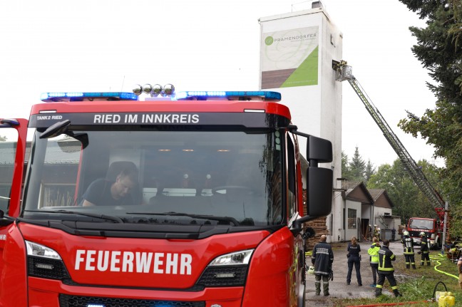 Silobrand: Neun Feuerwehren bei Brand bei Tischlerei in Hohenzell im Einsatz