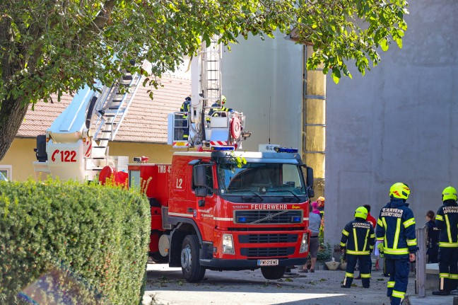 Personenrettung: Verletzte Frau in Offenhausen durch Feuerwehr von Silo gerettet
